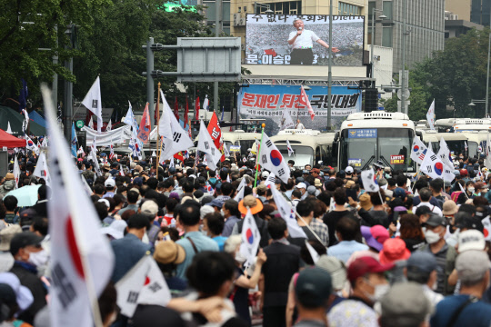 15일 오후 서울 종로구 동화면세점 앞에서 사랑제일교회·자유연대 주최로 문재인 정권 부정부패·추미애 직권남용·민주당 지자체장 성추행 규탄 집회가 열리고 있다.   [연합뉴스]